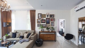 A modern living room with a sofa, coffee table, and decorative items. - Nan Garden House (Nan)