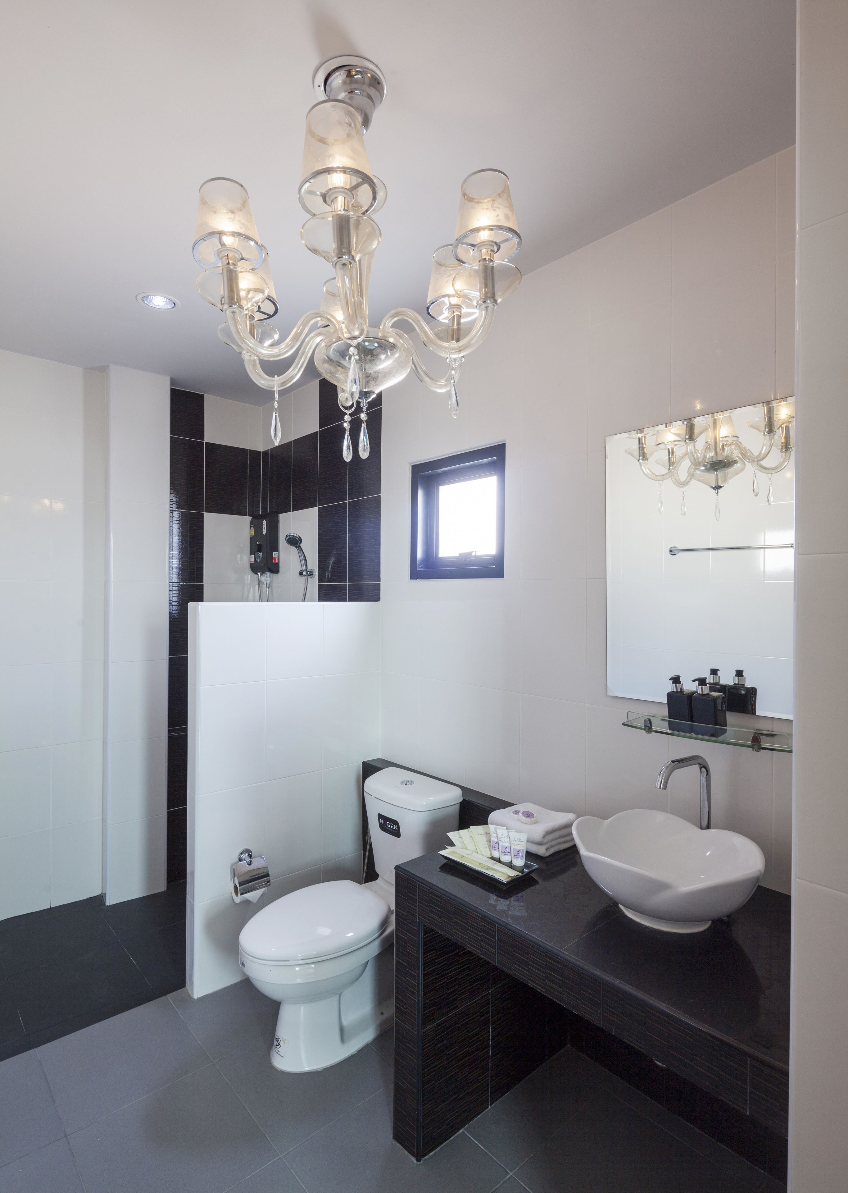 3 Bedrooms Villa | Bathroom | Shower, free toiletries, hair dryer, bathrobes