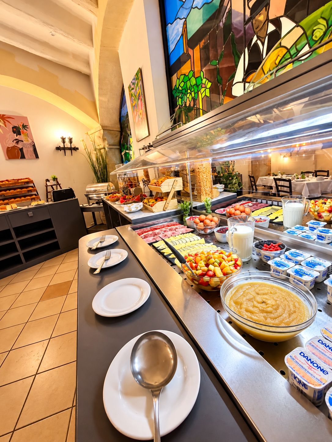 Un buffet con diversi cibi e una vetrina.