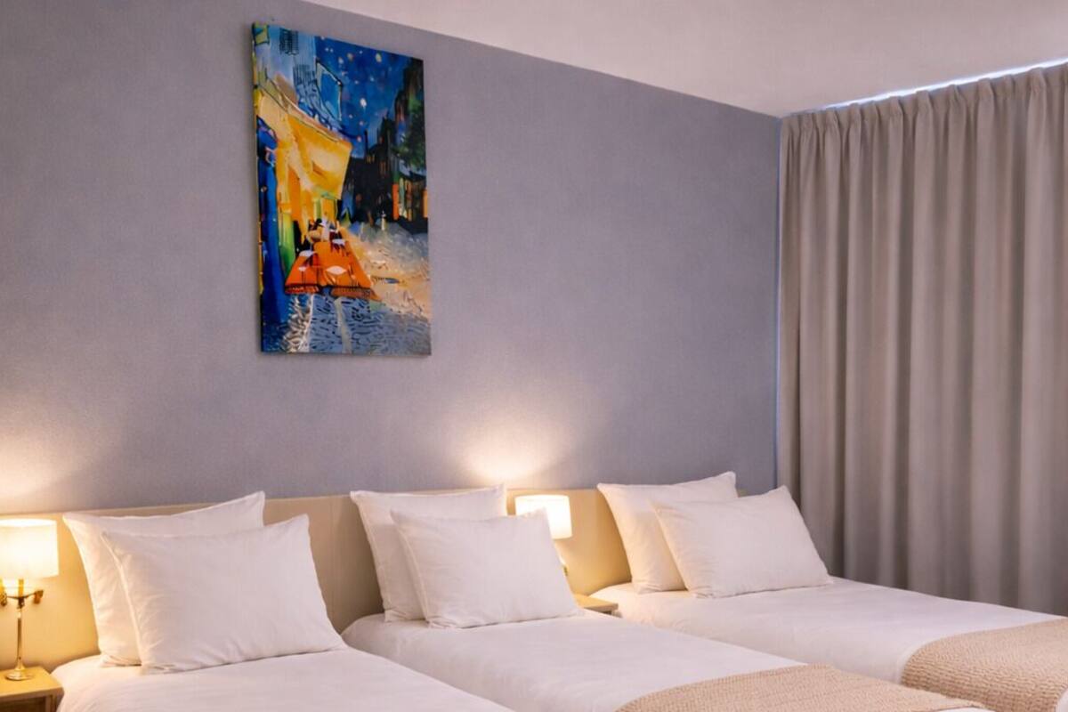 Peralatan tempat tidur premium, busa memori, meja 