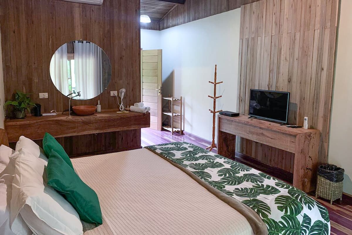 Superior kamer, 1 kingsize bed, uitzicht op zwembad | Pillowtop-bedden, een minibar met enkele gratis items