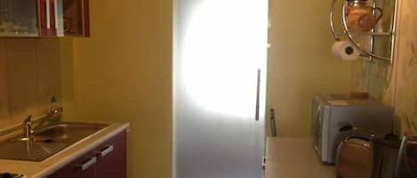 Fridge, microwave, oven, coffee/tea maker