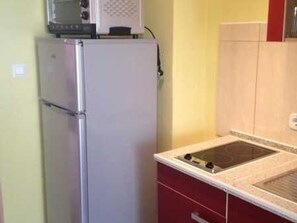 Kühlschrank, Mikrowelle, Ofen, Wasserkocher mit Kaffee-/Teezubehör