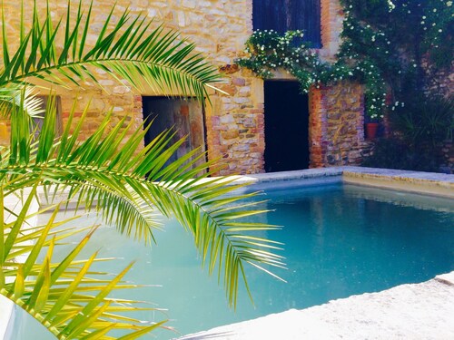 Proche UZES- CHARME- Centre de village- piscine chauffée- Cosy-Très bien équipée