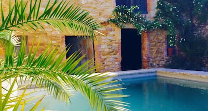 Proche UZES- CHARME- Centre de village- piscine chauffée- Cosy-TrÚs bien équipée