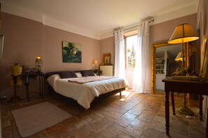 3 Schlafzimmer, Schreibtisch, Bügeleisen/Bügelbrett, kostenloses WLAN