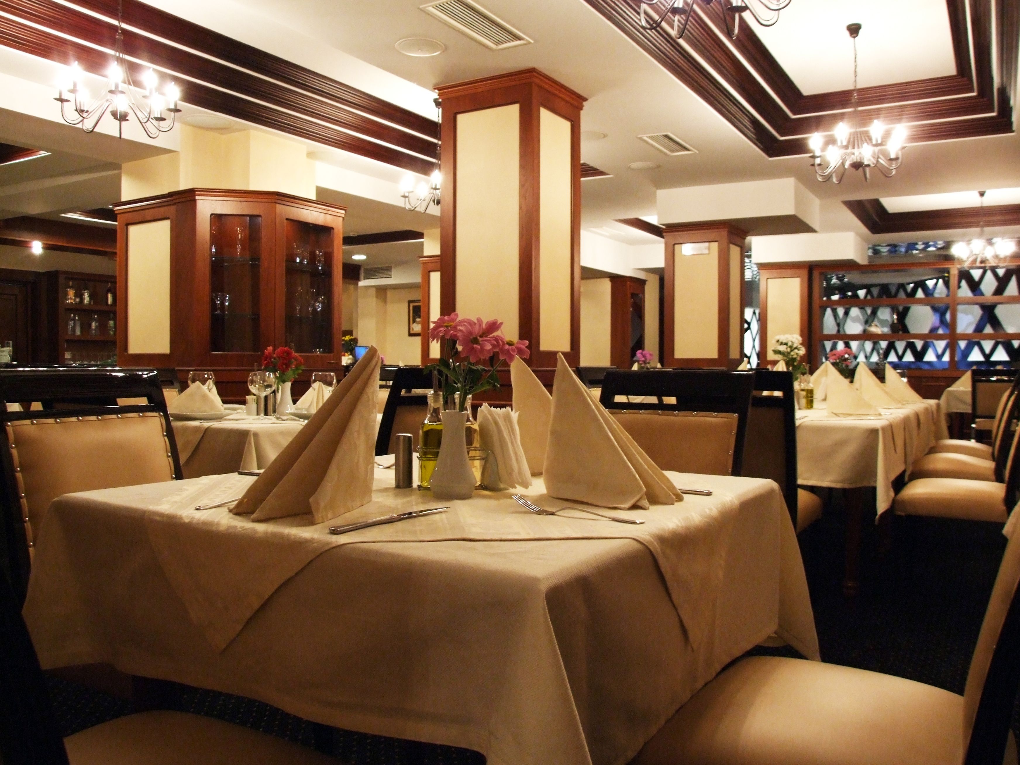 2 restaurants; breakfast, lunch, and dinner served