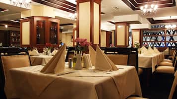 2 restaurants; breakfast, lunch, and dinner served