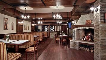 2 من المطاعم، حيث تُقدم وجبات الإفطار، الغداء، العشاء، الأطباق المحلية