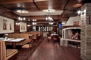 2 間餐廳，供應早餐、午餐和晚餐，當地料理