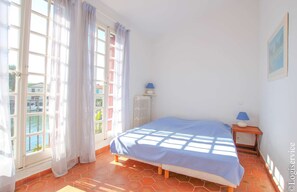 3 bedrooms, free WiFi - Close to the beach house 5/6 persons with mooring and air conditioning (PORT GRIMAUD)