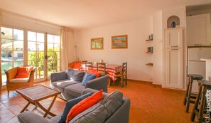 TV - Close to the beach house 5/6 persons with mooring and air conditioning (PORT GRIMAUD)