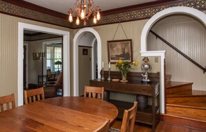 Dining - History Loves Company-1920's Arts and Crafts Sears Kit Home-family/dog Friendly (Manteo)