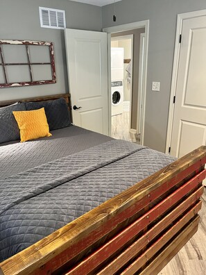 2 bedrooms, iron/ironing board, free WiFi, bed sheets - Stay in historic downtown Hays in upscale accommodations (Hays)