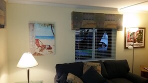 Smart TV, DVD player, books, stereo - Perfect Location in Olde Naples (Naples)
