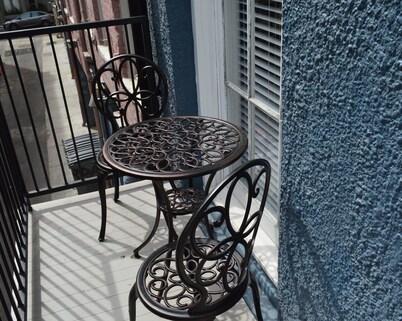 Comics themed, Historic luxury condo, 2 blocks from French Quarter