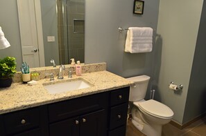 Douche, sèche-cheveux, serviettes fournies, savon