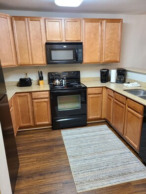 Een koelkast, een magnetron, een oven, een kookplaat