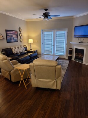 Een televisie, een open haard en een dvd-speler