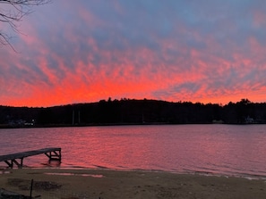 En la playa y camastros 