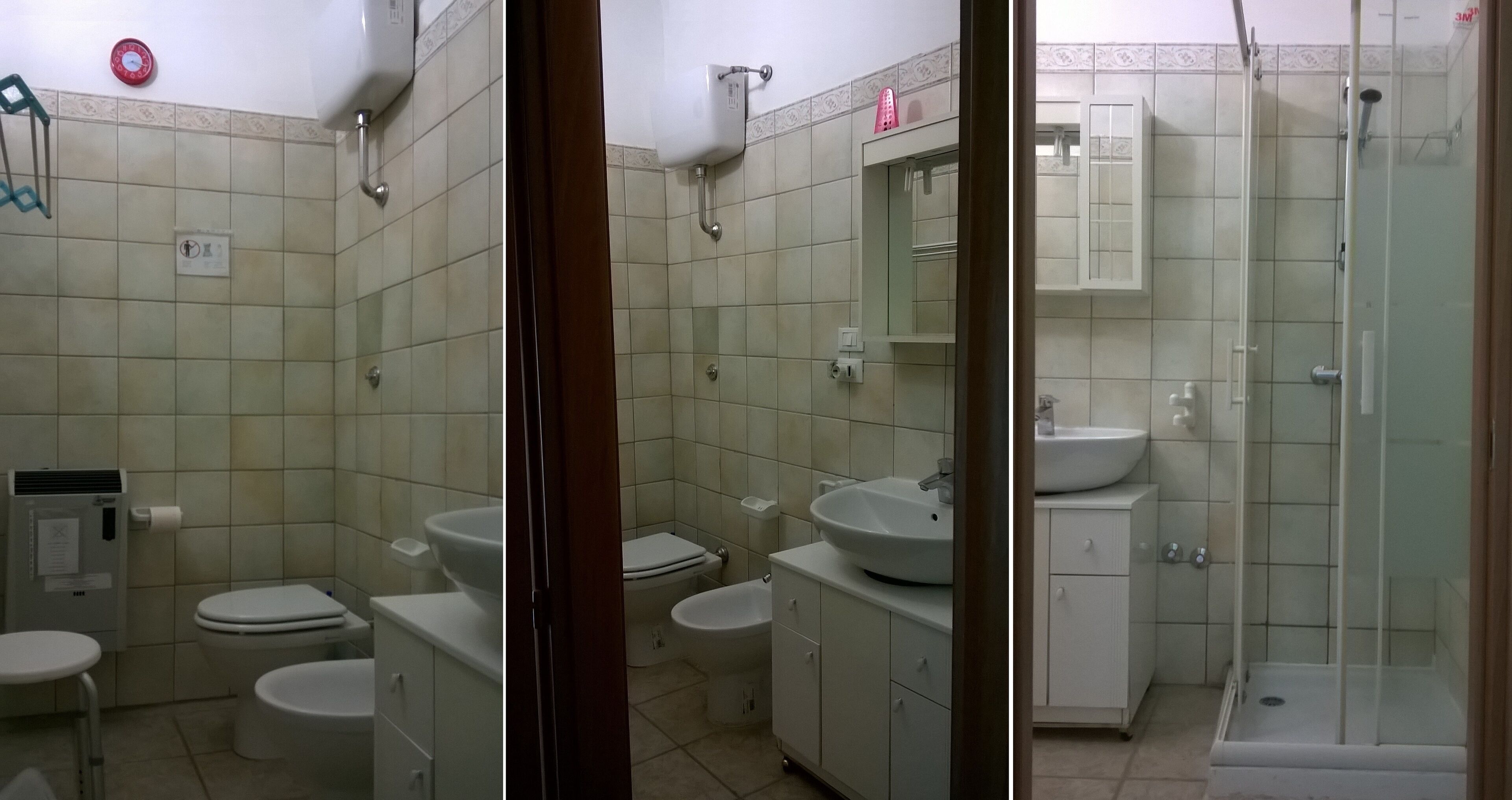 Un baño con dos inodoros, un lavabo, un espejo y una ducha.