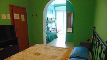 Camera quadrupla, bagno in camera | Biancheria da letto di alta qualità, una scrivania, postazione laptop