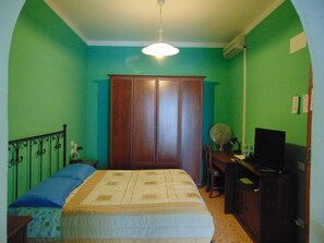 Quadruple Room, Ensuite | Premium bedding, desk, laptop workspace, blackout drapes - B&B Falcone (Ortona)