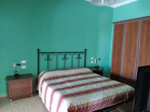 Quadruple Room, Ensuite | Premium bedding, desk, laptop workspace, blackout drapes - B&B Falcone (Ortona)