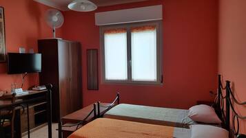 Tripla Tradizionale | Biancheria da letto di alta qualità, una scrivania, postazione laptop