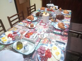 包含每日自助早餐