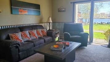 Téléviseur connecté, table de ping-pong, livres