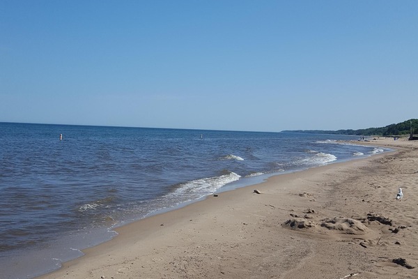 På stranden, solsenger og strandhåndklær