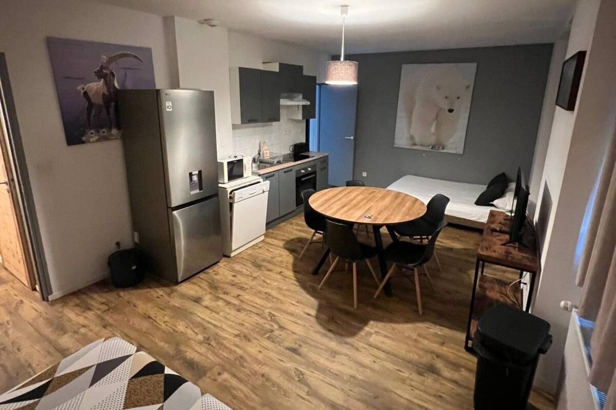 Apartment | Living area | 80-cm flat-screen TV with satellite channels, TV