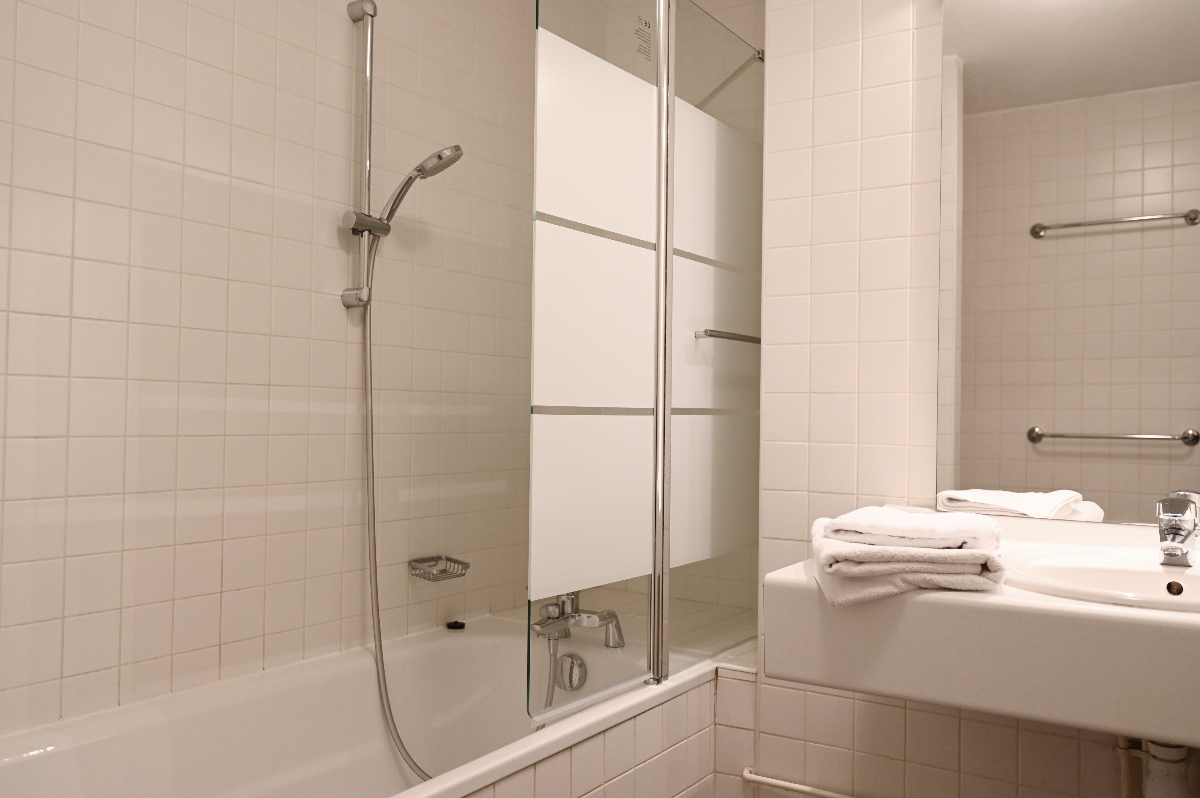 apartment | bathroom | shower, free toiletries, hair dryer, towels