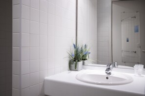 Shower, free toiletries, hair dryer, towels - Hôtel Le Marintan (Saint-Michel-de-Maurienne)