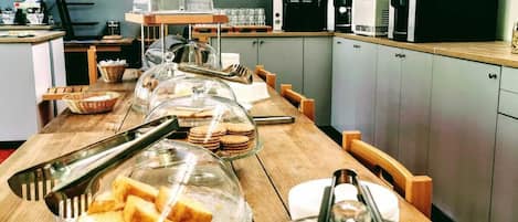 Frokostbuffé hver dag (EUR 10 per person)