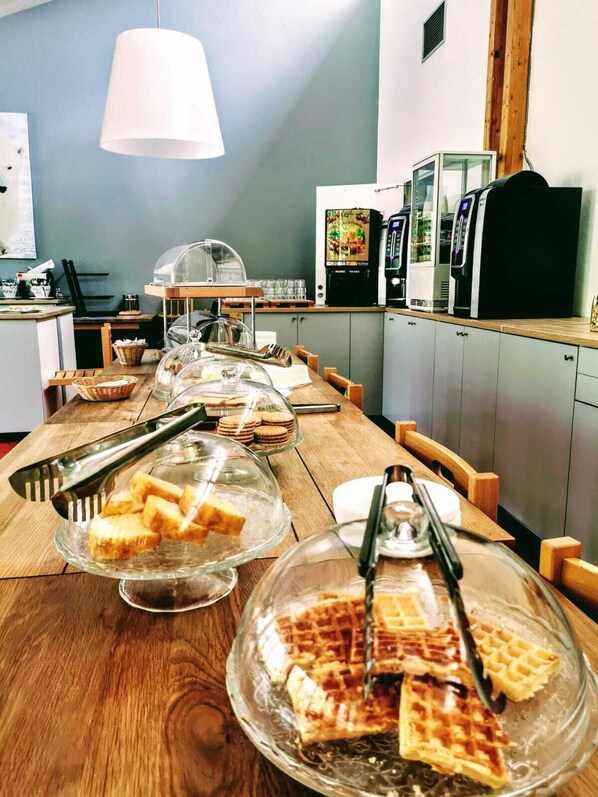 Daily buffet breakfast (EUR 10 per person) - Hôtel Le Marintan (Saint-Michel-de-Maurienne)