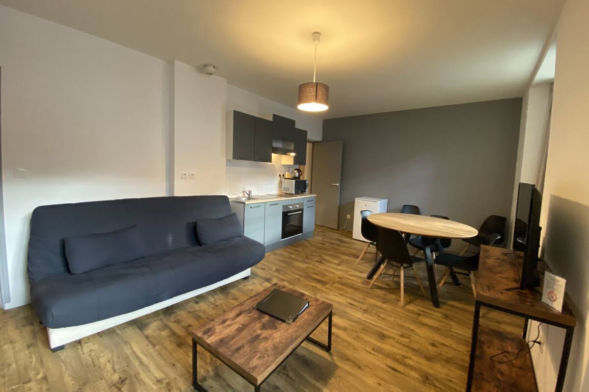 apartment | living room | 80-cm flat-screen tv with satellite channels, tv