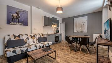 Apartment | Wohnbereich | 80-cm-Flachbildfernseher mit Satellitenempfang, Fernseher