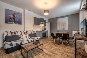 Apartamento | Área de estar | TV de tela plana 80 cm com canais via satélite, TV