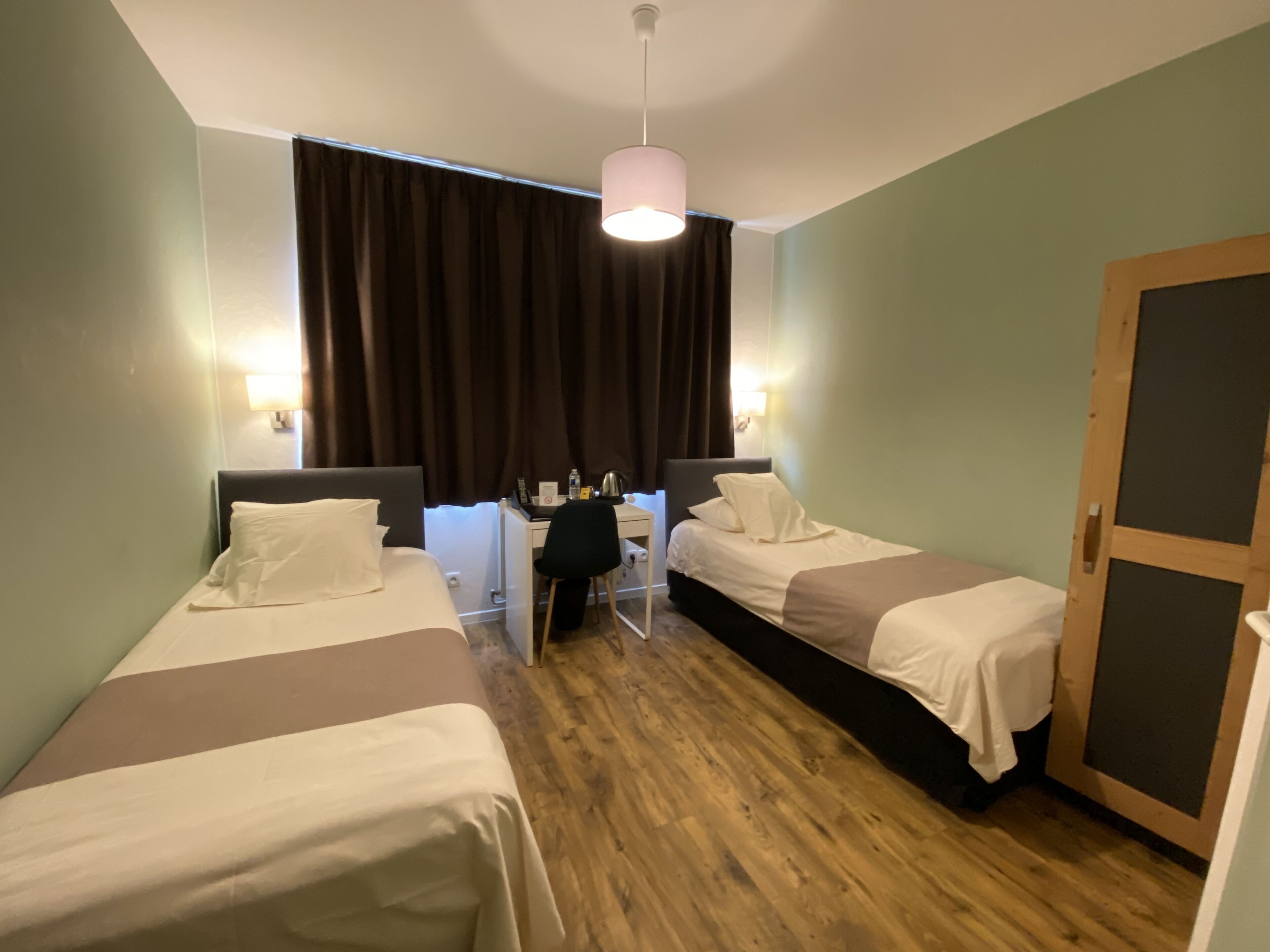 twin room, accessible | 1 bedroom, individually decorated, individually furnished, desk