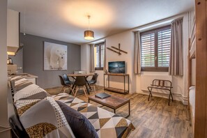 Apartment | Living area | 80-cm flat-screen TV with satellite channels, TV - Hôtel Le Marintan (Saint-Michel-de-Maurienne)