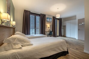 Individually decorated, individually furnished, desk, blackout curtains - Hôtel Le Marintan (Saint-Michel-de-Maurienne)