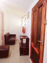 Kamar Standar | Fasilitas dapur bersama | Lemari es di ruangan bersama dan microwave di ruangan umum