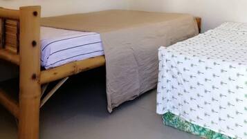 Escritorio, wifi gratis y ropa de cama