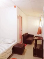 Kamar Standar | Kamar mandi | Shower dan handuk