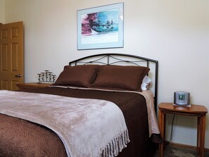 2 bedrooms, iron/ironing board, travel crib, free WiFi - The Yellow Cottage in Yellowstone (Gardiner)