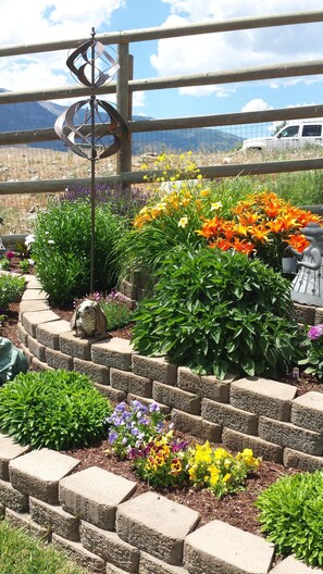 Exterior detail - The Yellow Cottage in Yellowstone (Gardiner)