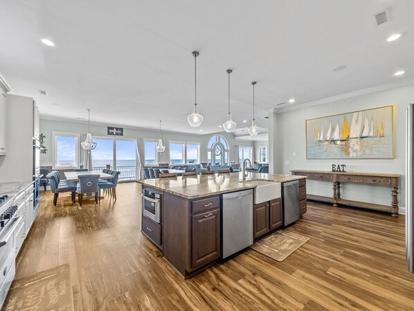 Jääkaappi, mikroaaltouuni, uuni, liesi