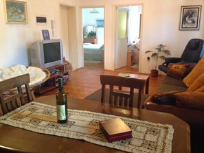 公寓, 2 間臥室, 陽台, 海景 | 起居區 | 平面電視